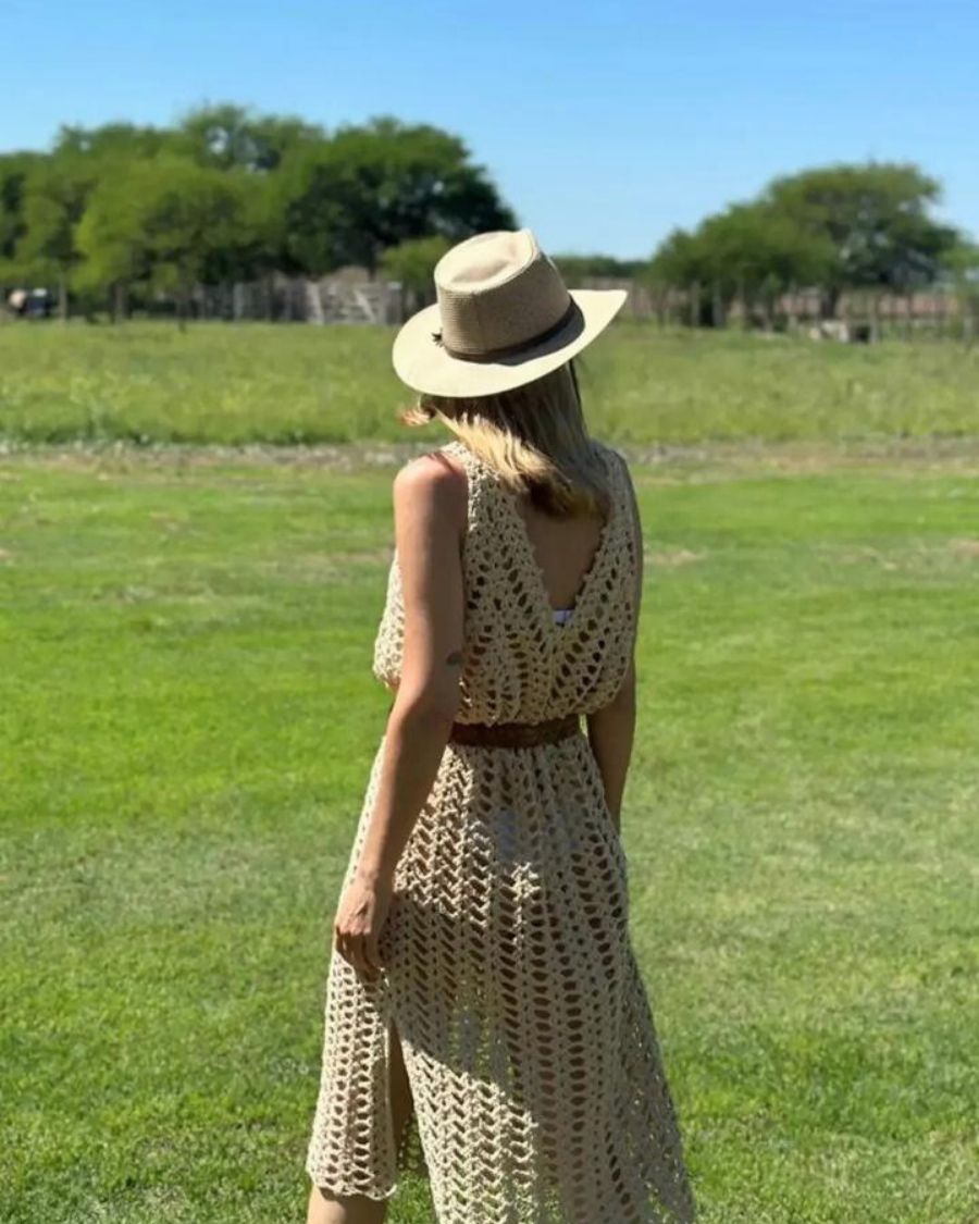 Mujer con vestido de crochet en un campo – la esencia de Santa Calma Studio